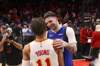Trae Young félicite Luka Doncic, qui a marqué 73 points face à Atlanta vendredi KEYSTONE/AP/Jason Getz